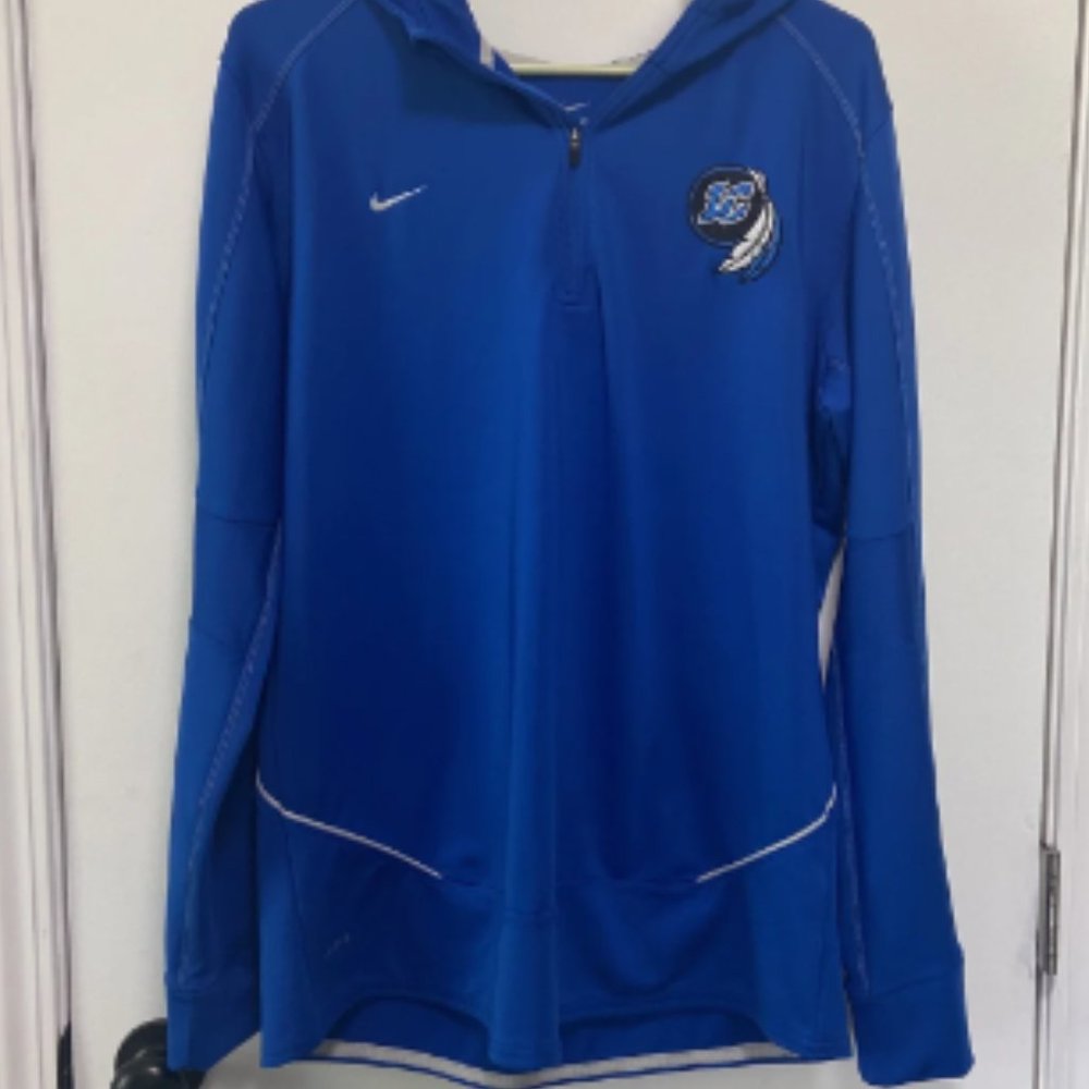 Good condition!  Nice and thick material  100% Polyester   All my items come fro